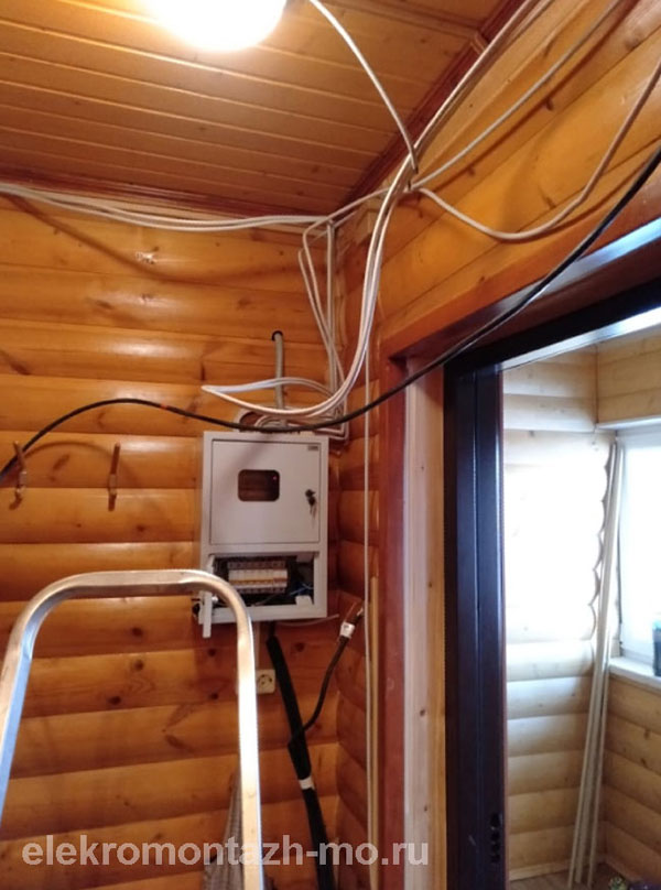 Подключение электричества к дому и разведение кабелей и проводов внутри помещения